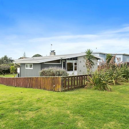 Queenie - Waikanae Beach Holiday Home Экстерьер фото