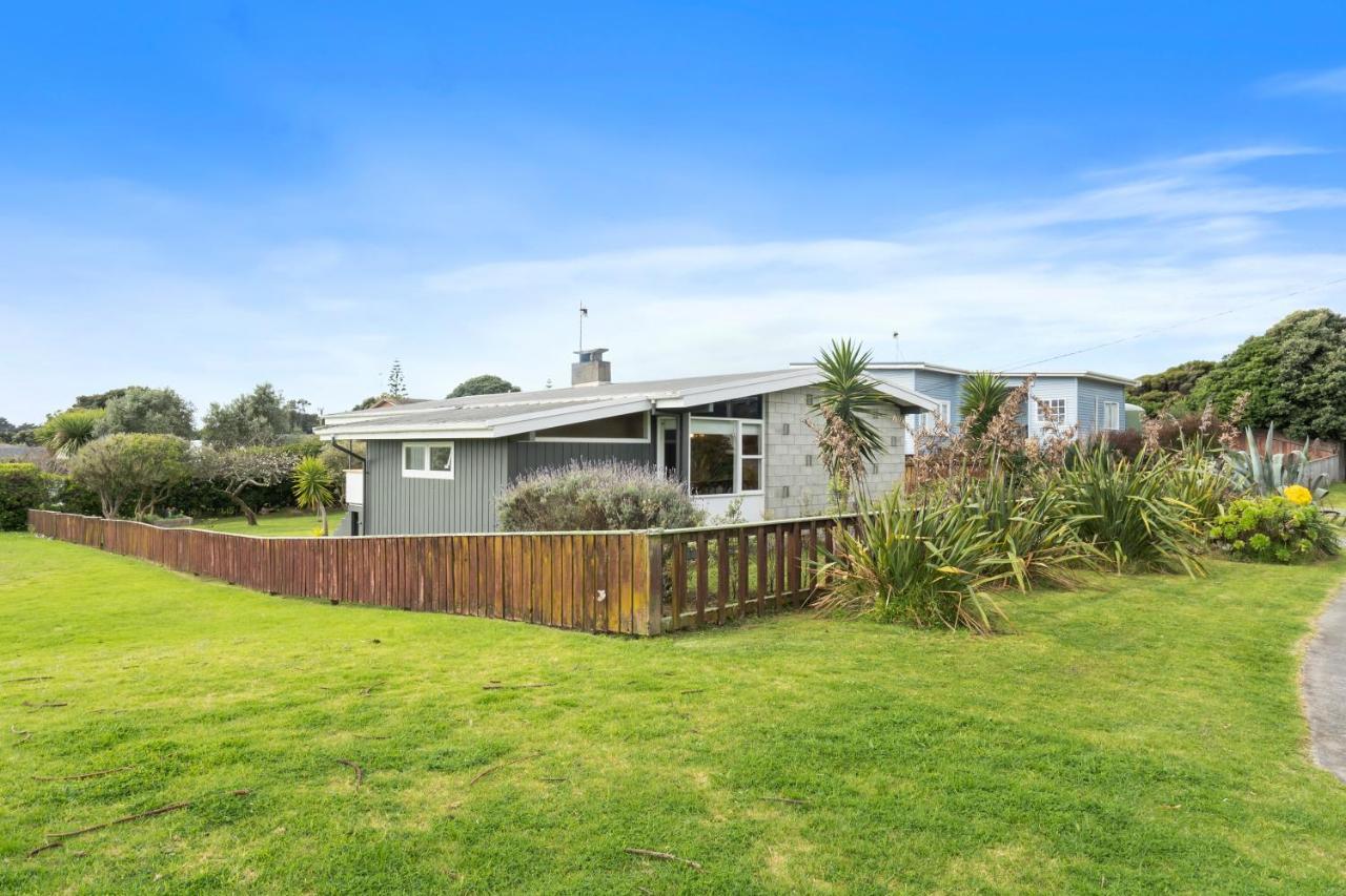 Queenie - Waikanae Beach Holiday Home Экстерьер фото