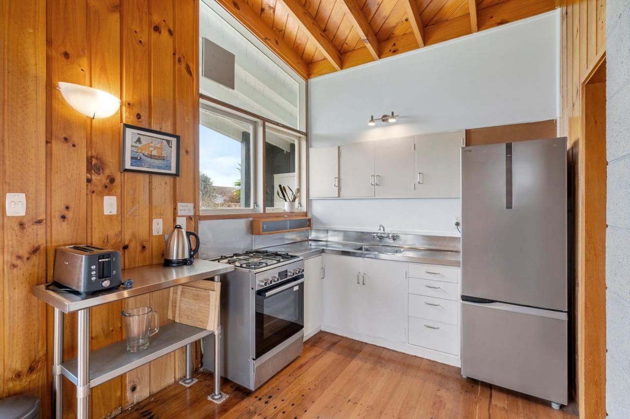 Queenie - Waikanae Beach Holiday Home Экстерьер фото