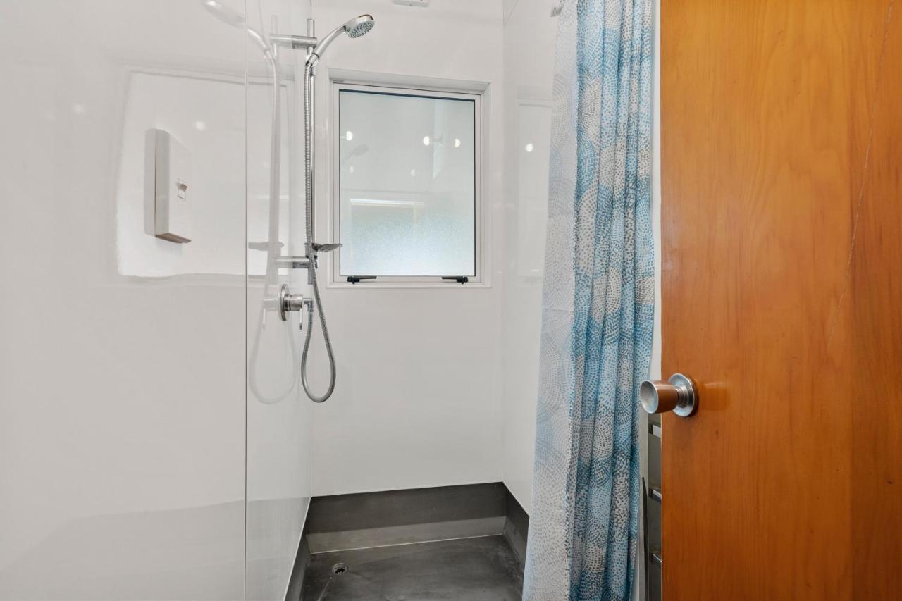Queenie - Waikanae Beach Holiday Home Экстерьер фото